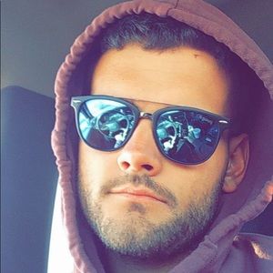 Meet your Posher, Levi